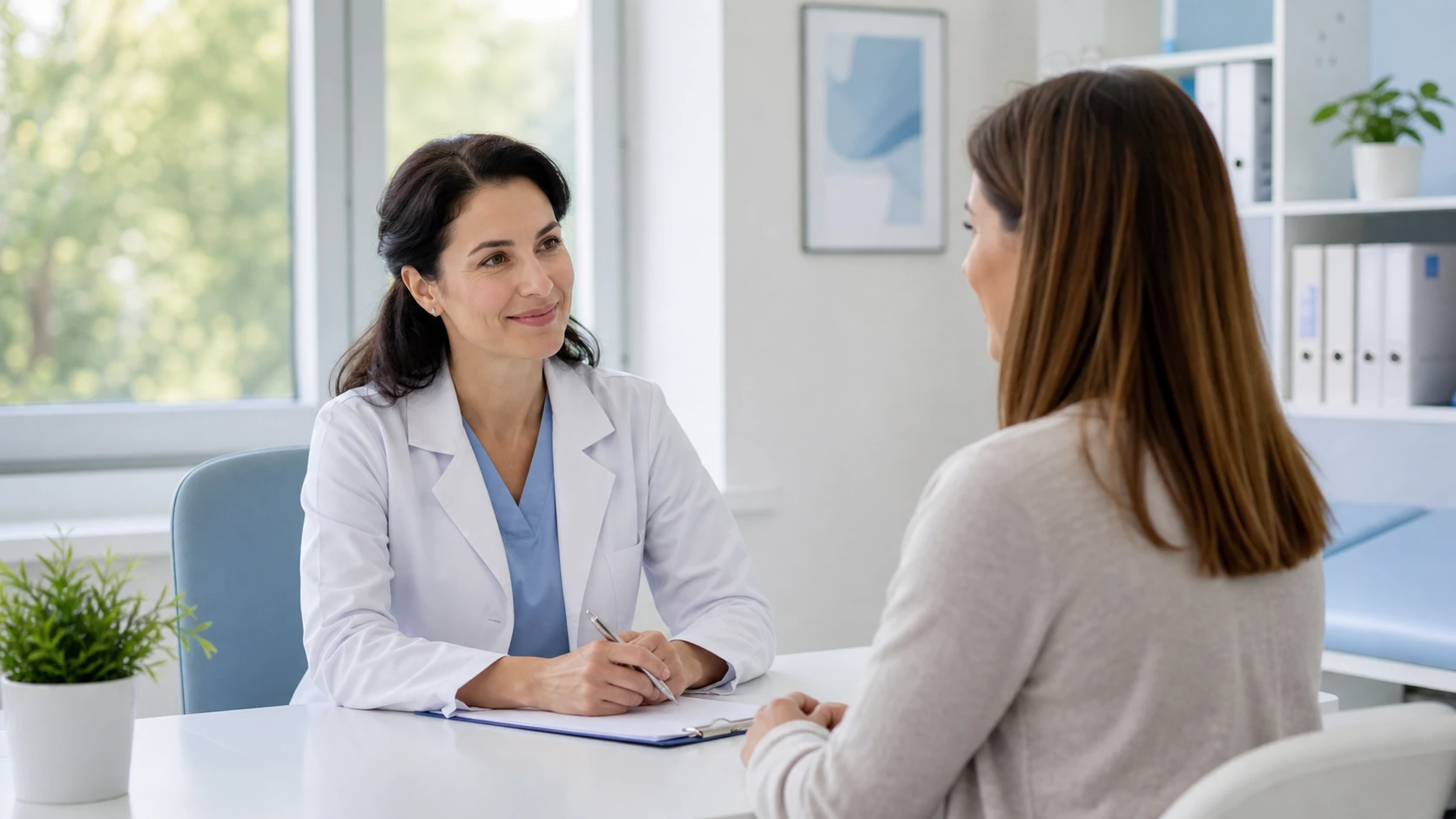 Specialist medical discutând cu un pacient